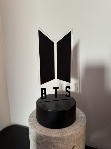 BTS – Светещо Лого (LED Фен Лампа  Декорация