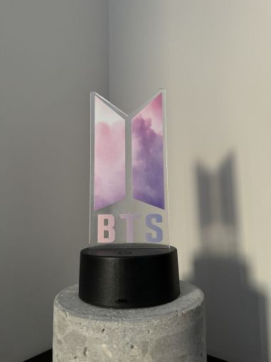 BTS – Светещо Лого LED Лампа  Фен Артикул  KPOP Декорация