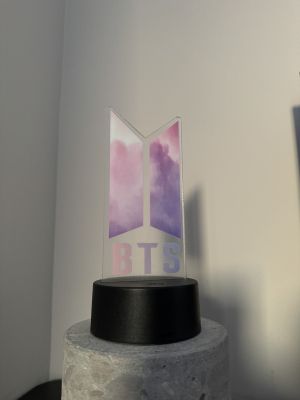 BTS – Светещо Лого LED Лампа  Фен Артикул  KPOP Декорация